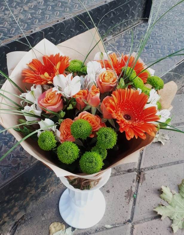Букет огненно-рыжий в Волгограде Букет цветов из: Герберы, Хризантемы, Альстромерии и Розы в Волгограде
