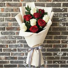 Букет красно-белые розы в Волгограде Букет цветов из:  Розы в Волгограде