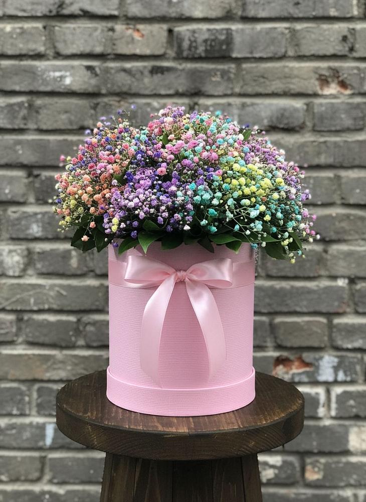 Композиция Яркие эмоции в Волгограде Цветочная композиция из Гипсофила и Розы в шляпной коробке в Волгограде