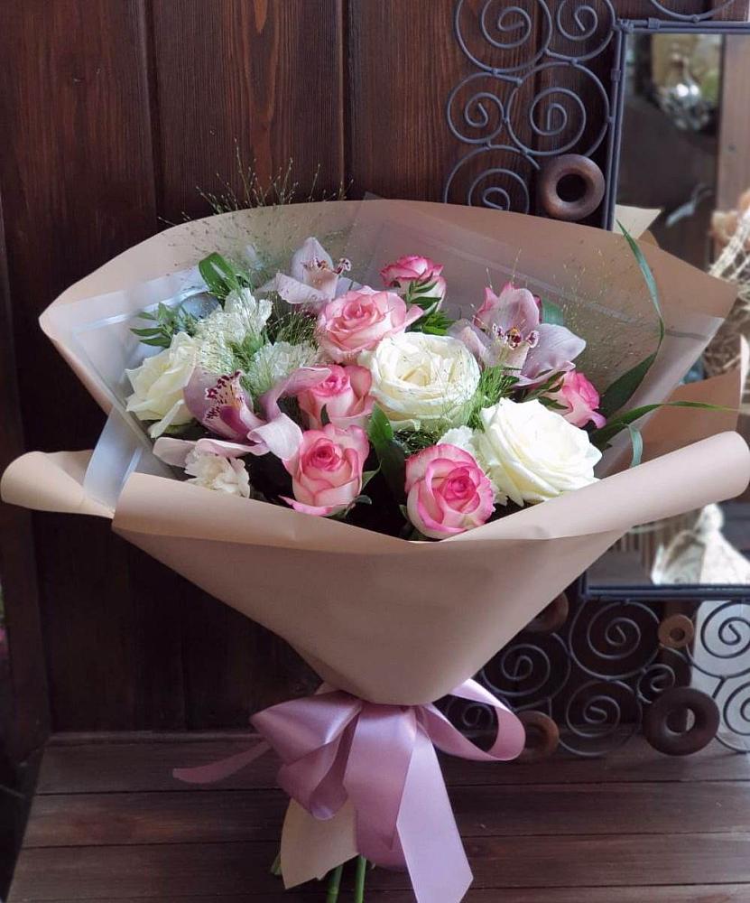 Букет майское утро в Волгограде Букет цветов из: Гвоздики, Орхидеи, Розы и Хризантемы в Волгограде