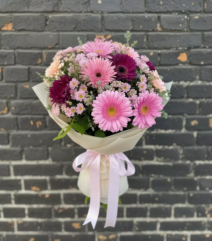 Букет яркие краски в Волгограде Букет цветов из: Герберы и Хризантемы в Волгограде