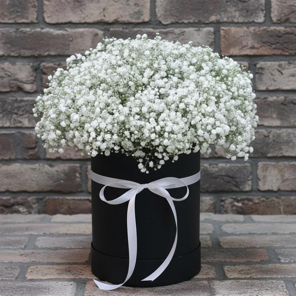 Цветочная композиция из Гипсофила в шляпной коробке в Волгограде