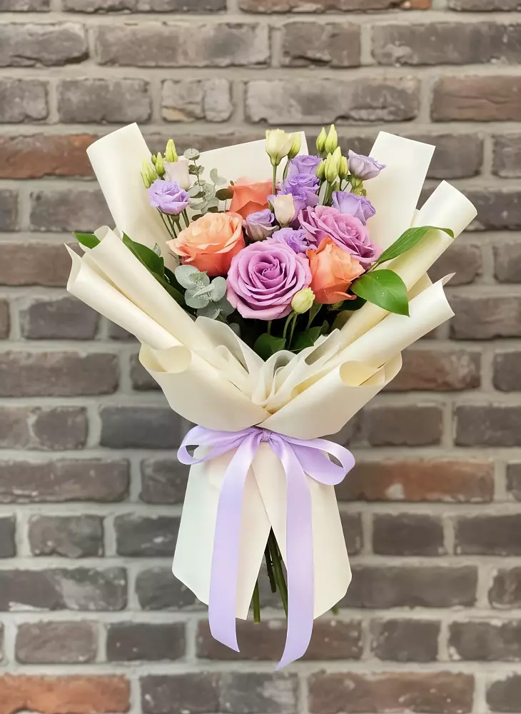 Букет цветов из: Лизиантусы и Розы в Волгограде