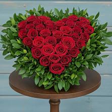 Композиция Сердце в любви в Волгограде Цветочная композиция из Розы в виде сердца в Волгограде