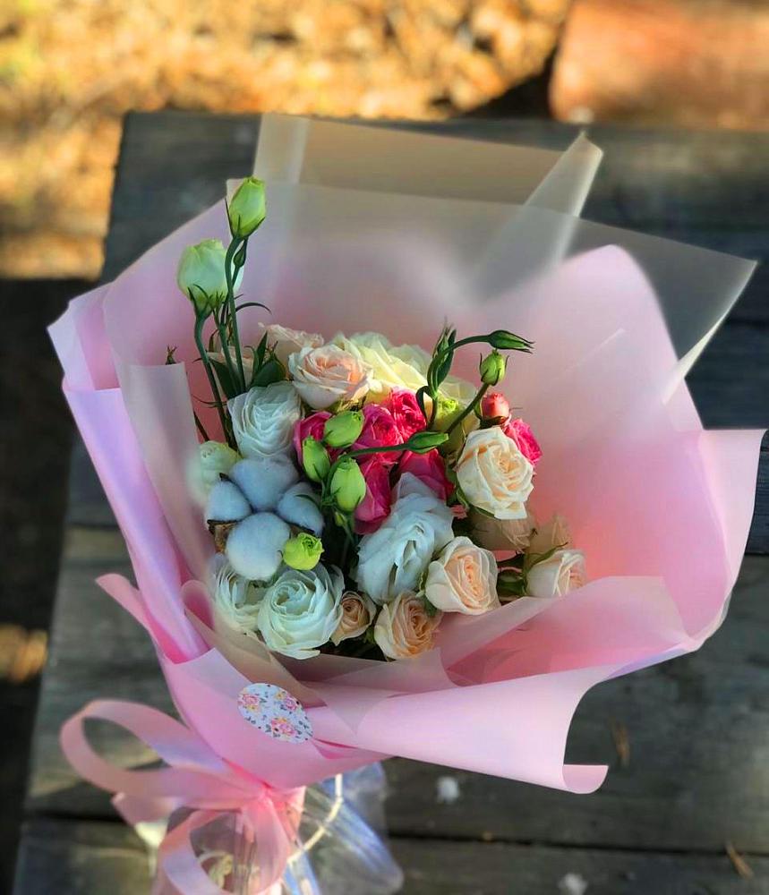 Букет цветочный коктейль в Волгограде Букет цветов из: Розы и Лизиантусы в Волгограде