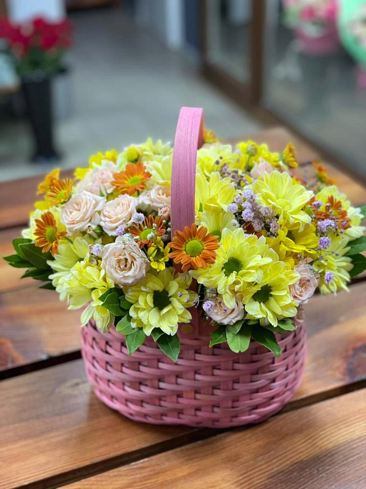 Цветочная композиция из Хризантемы и Розы в корзине в Волгограде