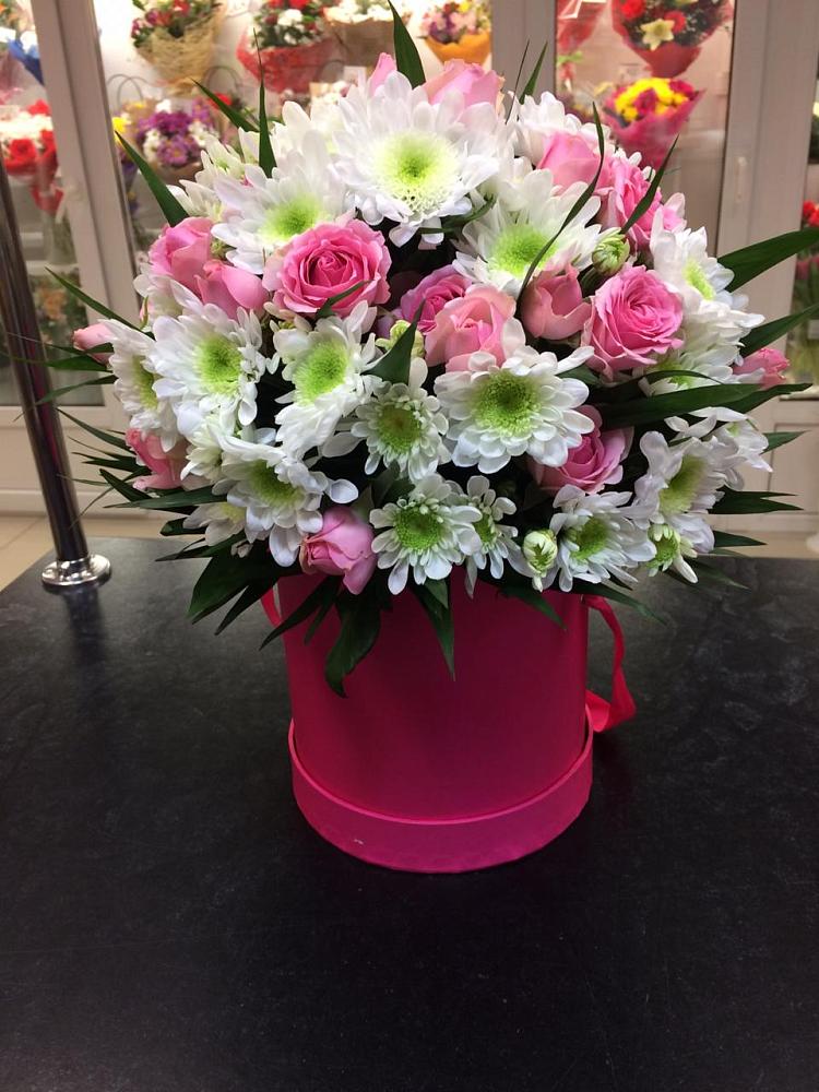 Композиция грация в Волгограде Цветочная композиция из Розы и Хризантемы в шляпной коробке в Волгограде