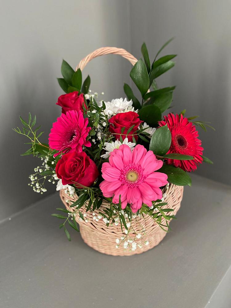 Композиция радостное событие в Волгограде Цветочная композиция из Розы, Хризантемы и Герберы в корзине в Волгограде