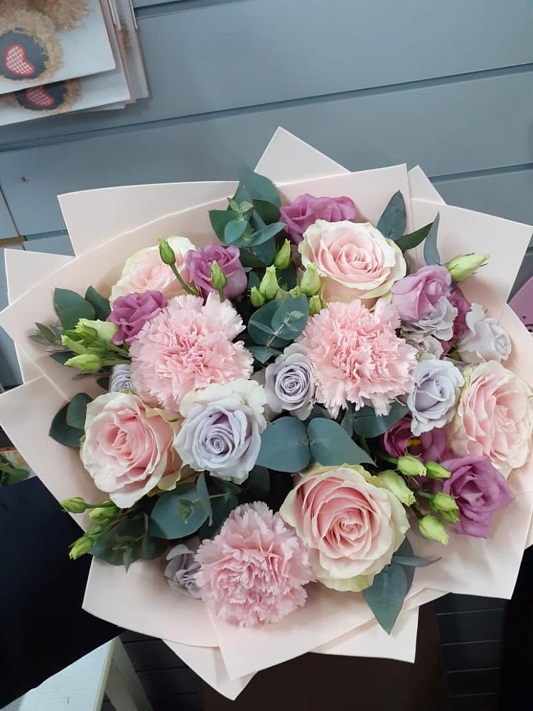 Букет обаятельный в Волгограде Букет цветов из: Розы, Гвоздики и Лизиантусы в Волгограде