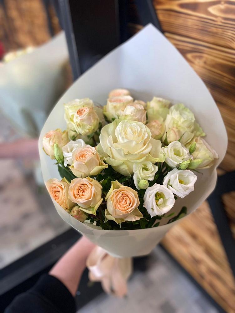 Букет Летний бриз в Волгограде Букет цветов из: Розы и Лизиантусы в Волгограде